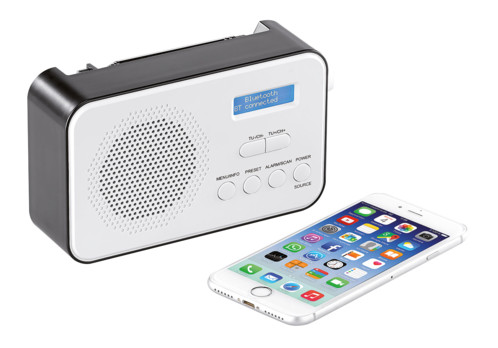 Radio mobile numérique DAB+ / FM 8 W avec fonctions bluetooth 5.0 et réveil DOR-215 VR-Radio. Mise en situation avec un smartphone