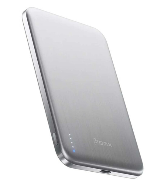 Vue du dessous de biais côté gauche de la batterie de secours fine et compacte BMX en métal avec port de chargement USB-C