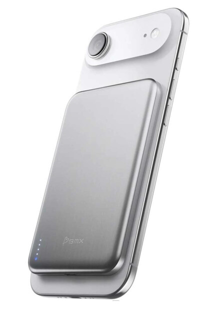 Powerbank en titane BMX coloris gris argent fixée à l'arrière d'un smartphone Android compatible charge sans fil par induction Qi2 de la même couleur