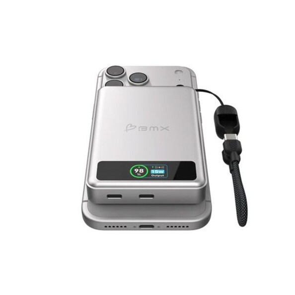 Vue du dessous de la batterie à induction sans fil BMX avec dragonne intégrant un câble USB-C et un écran posée sur un téléphone portable avec port USB-C sous les deux appareils mobiles