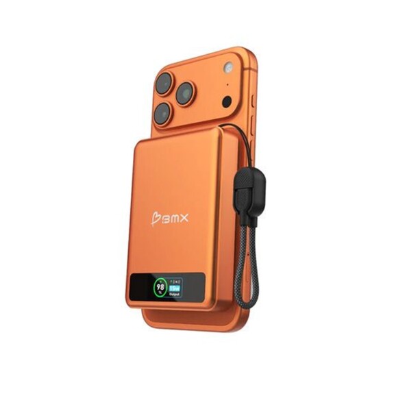 Smartphone Android coloris orange avec powerbank magnétique Solid State BMX de la même couleur fixée au dos avec écran LCD couleur et câble USB-C intégré