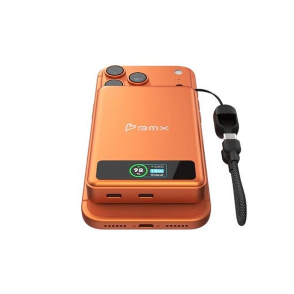 Vue du dessous de la batterie à induction sans fil BMX avec dragonne intégrant un câble USB-C et un écran posée sur un téléphone portable avec port USB-C sous les deux appareils mobiles