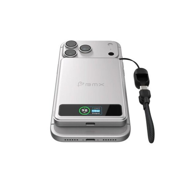 Vue du dessous de la batterie à induction sans fil BMX avec dragonne intégrant un câble USB-C et un écran posée sur un téléphone portable avec port USB-C sous les deux appareils mobiles