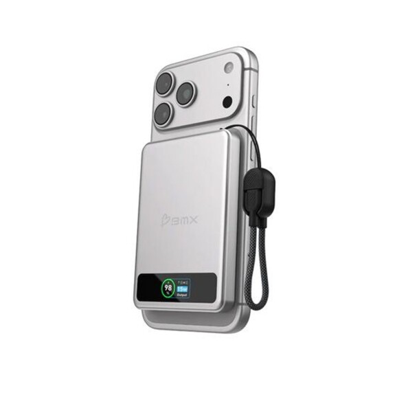 Smartphone Android coloris gris argenté avec powerbank magnétique Solid State BMX de la même couleur fixée au dos avec écran LCD couleur et câble USB-C intégré