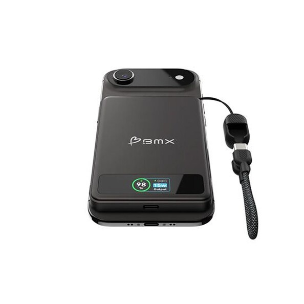 Vue du dessous de la batterie à induction sans fil BMX avec dragonne intégrant un câble USB-C et un écran posée sur un téléphone portable avec port USB-C sous les deux appareils mobiles