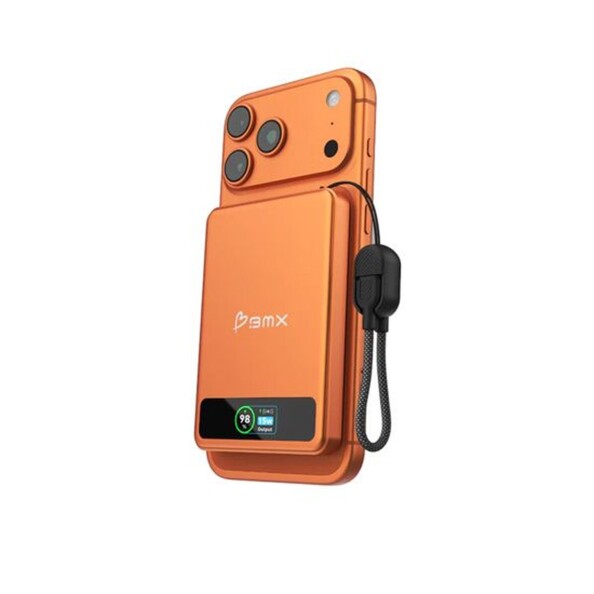 Smartphone Android coloris orange avec powerbank magnétique Solid State BMX de la même couleur fixée au dos avec écran LCD couleur et câble USB-C intégré