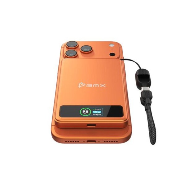 Vue du dessous de la batterie à induction sans fil BMX avec dragonne intégrant un câble USB-C et un écran posée sur un téléphone portable avec port USB-C sous les deux appareils mobiles