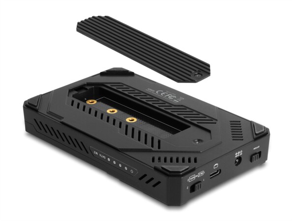 Boîtier SSD externe USB-C DeLock ouvert, vue éclatée montrant emplacements M.2 NVMe et SATA avec entretoises