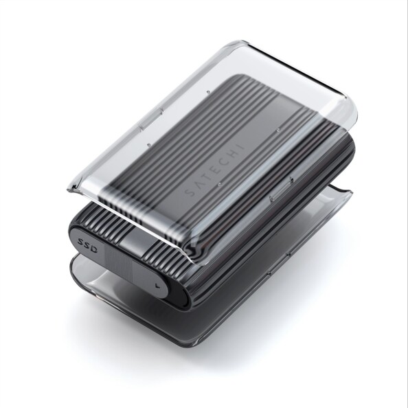Boîtier SSD externe Satechi en aluminium gris foncé avec dissipateur à rainures et étui transparent, fond blanc