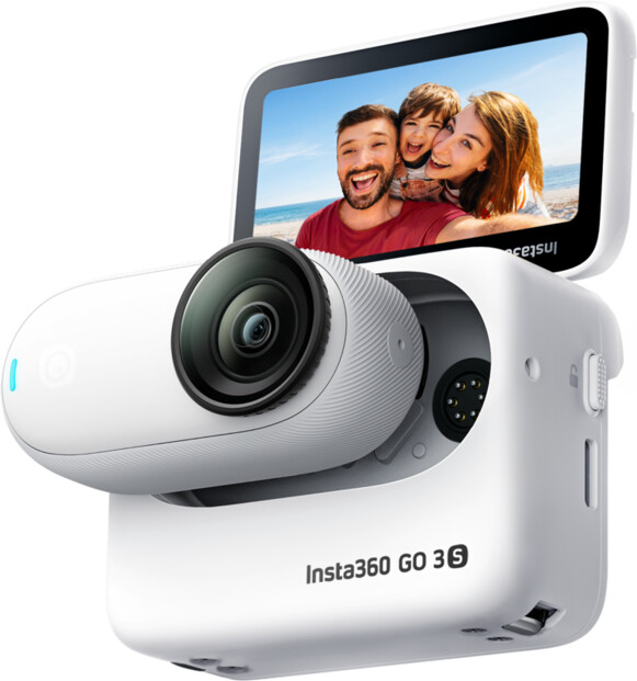 Insta360 GO 3S assemblée avec Action Pod blanc et écran rabattu en mode selfie