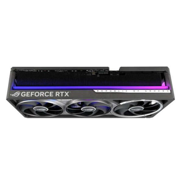Carte graphique Asus ROG Astral RTX 5090, vue de trois-quarts avant avec triple ventilateur et bandeau RGB violet-bleu sur la tranche