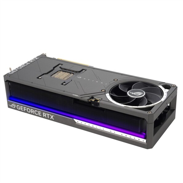Carte graphique Asus ROG Astral GeForce RTX 5090 présentée avec son emballage noir aux accents verts NVIDIA, mentions QuadFan, 32 Go GDDR7 et DLSS 4