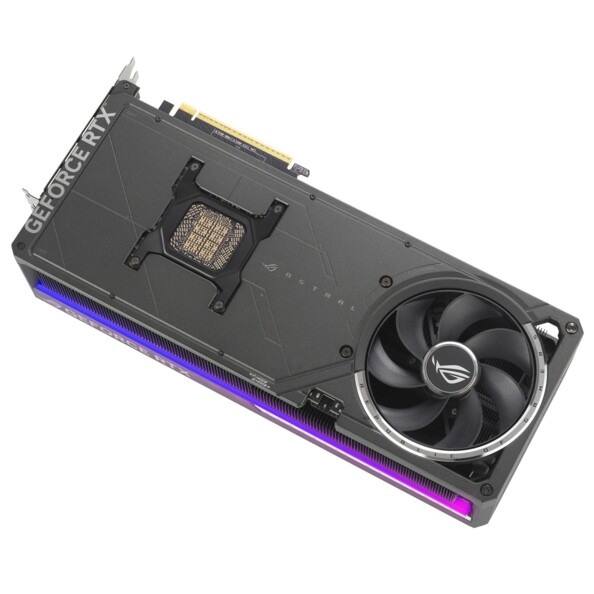 Carte graphique Asus ROG Astral RTX 5090, vue de trois-quarts arrière avec backplate noir, bande RGB latérale bleu-violet et ventilateur axial