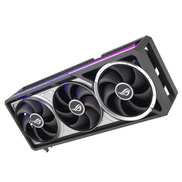 Carte graphique Asus ROG Astral RTX 5090, vue de trois-quarts montrant les ailettes du dissipateur, le bandeau RGB violet et les inscriptions GEFORCE RTX