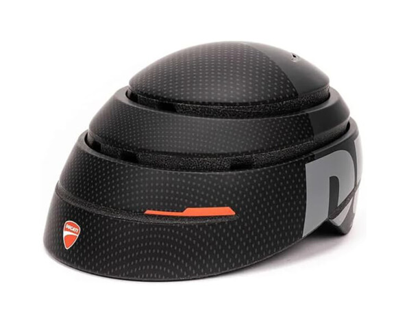 Casque pliable Urban noir replié de trois-quarts montrant structure télescopique et logo Ducati