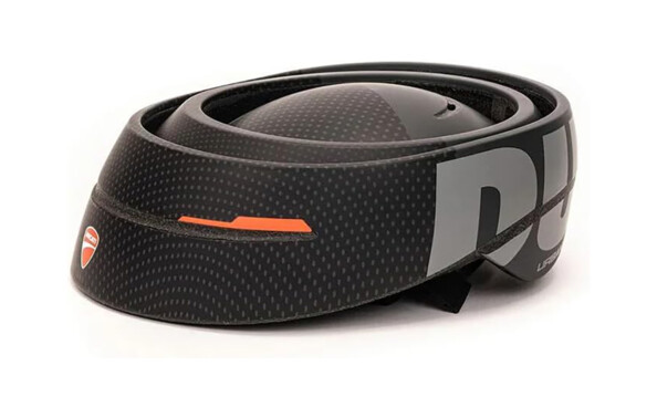 Casque pliable Urban noir replié de face avec accent orange et lettres DU grises