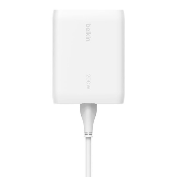 Vue du dessus du chargeur secteur USB-C rectangulaire Belkin BoostCharge avec câble d'alimentation amovible branché à sa prise CEI C5 trèfle