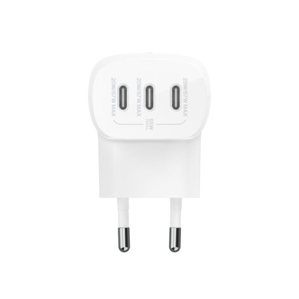 Vue du dessous de l'adaptateur secteur Belkin avec 2 ports USB-C 20 W, 1 port USB-C 25 W et fiche d'alimentation secteur