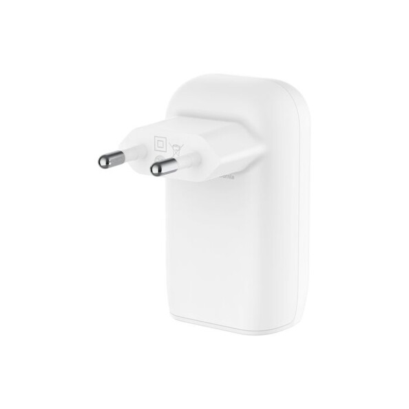 Vue arrière de biais côté gauche sur la fiche d'alimentation secteur européenne CEE 7/16 du chargeur secteur USB-C