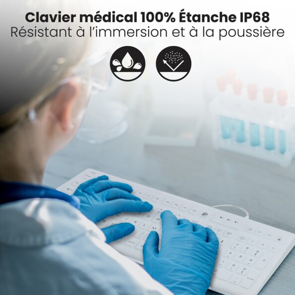 Mise en situation du clavier KBMEDIC en laboratoire par une chercheuse en tenue de protection et texte indiquant que le clavier médical est 100% étanche IP68 et résiste à l'immersion et à la poussière