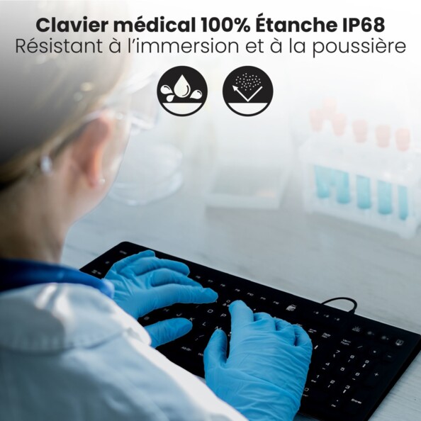 Mise en situation du clavier KBMEDICBK en laboratoire par une chercheuse en tenue de protection et texte indiquant que le clavier médical est 100% étanche IP68 et résiste à l'immersion et à la poussière