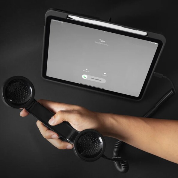 Combiné téléphonique noir Native Union relié à une tablette iPad affichant FaceTime