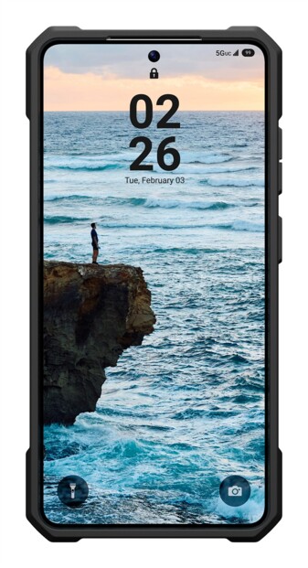 Vue de face d'un Galaxy S26 à l'écran d'accueil allumé avec coque noire au bords surélevés et coins renforcés