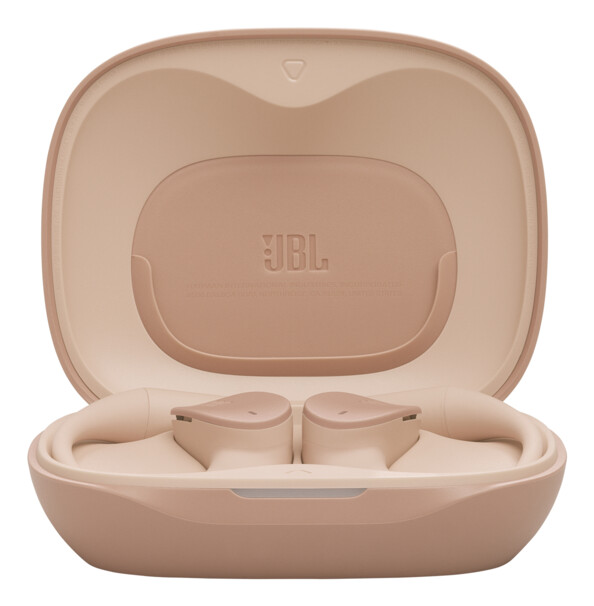 Boîtier de charge ouvert vu de face avec deux écouteurs beige à l’intérieur, logo JBL sur le couvercle