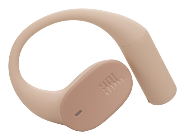Écouteur JBL beige avec crochet d’oreille flexible, vue trois-quarts sur fond blanc pur
