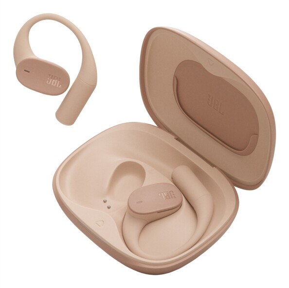 Écouteur JBL beige isolé à côté du boîtier ouvert, crochet d’oreille et contacts de charge visibles
