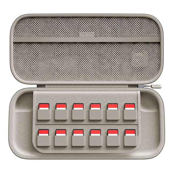 Étui beige Belkin ouvert avec 12 logements pour cartouches de jeu et filet de rangement