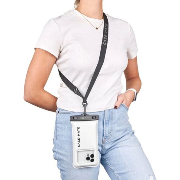 Jeune femme en t-shirt blanc et jean clair une main dans le dos et une main dans la poche gauche avant avec son smartphone dans la housse étanche Case Mate fixée à une bandoulière autour du cou