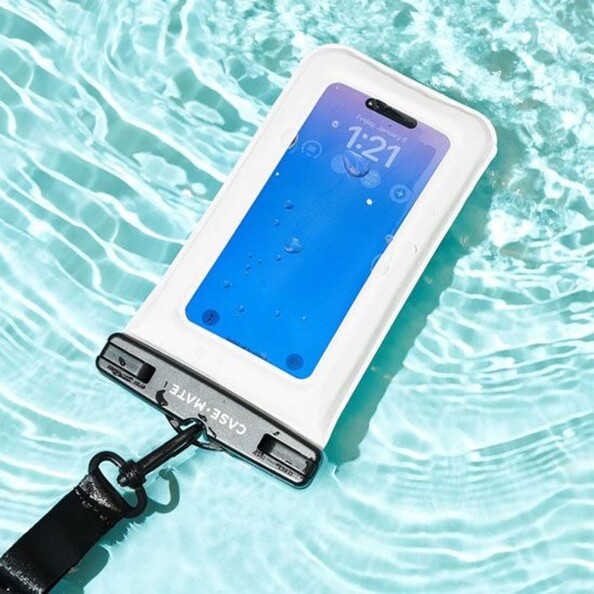 Utilisation dans l'eau de l'étui flottant waterproof tactile transparent, noir et blanc Case Mate avec téléphone portable allumé à l'intérieur