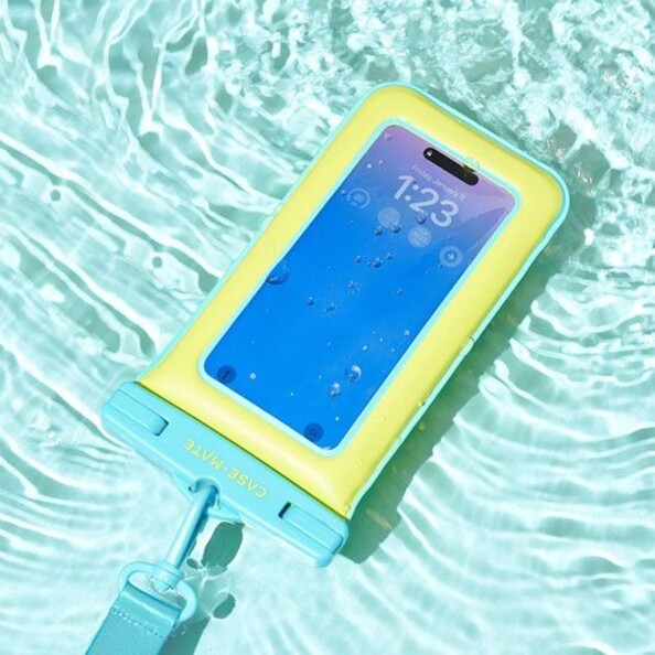 Utilisation dans l'eau de l'étui flottant waterproof tactile transparent, jaune et bleu Case Mate avec téléphone portable allumé à l'intérieur