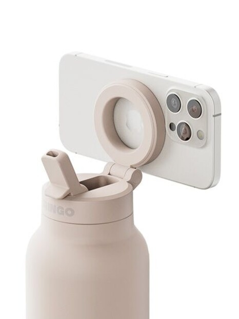 Zoom sur le dessus de la gourde isotherme coloris ivoire avec embout sport, anneau magnétique MagSafe et iphone attaché