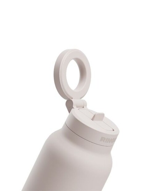 Vue rapprochée sur le cache de protection anti-fuite de la gourde de sport isotherme avec anneau magnétique rétractable