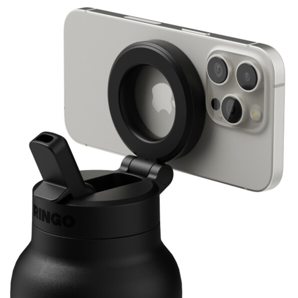 Zoom sur le dessus de la gourde isotherme coloris noir avec embout sport, anneau magnétique MagSafe et iphone attaché