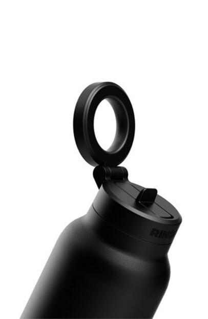 Vue rapprochée sur le cache de protection anti-fuite de la gourde de sport isotherme avec anneau magnétique rétractable