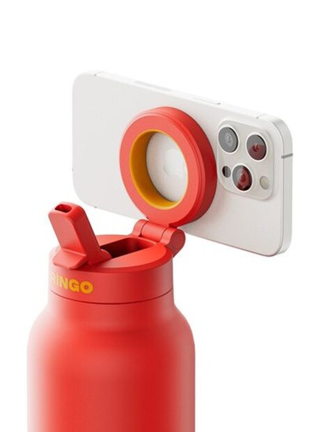 Zoom sur le dessus de la gourde isotherme coloris orange avec embout sport, anneau magnétique MagSafe et iphone attaché