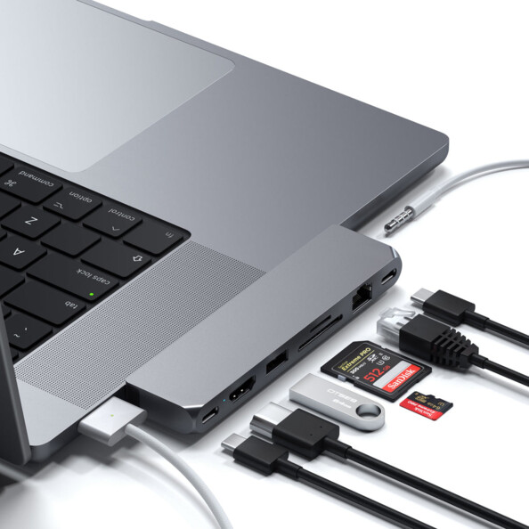 Hub USB-C Satechi branché sur MacBook Pro avec câbles et cartes SanDisk