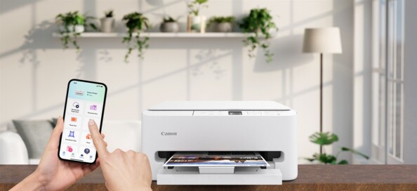 Imprimante Canon PIXMA blanche avec bac de sortie ouvert et feuille imprimée aux tons bleus