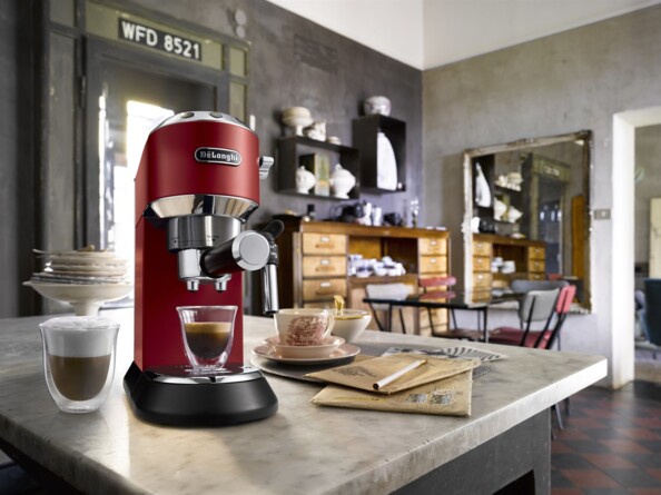 Machine expresso manuelle Dedica Style EC685.R rouge