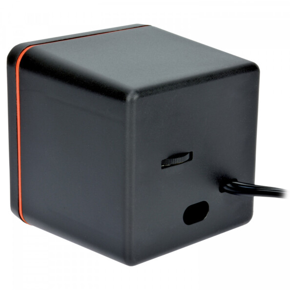 Vue arrière partie droite d'une enceinte pour PC cubique avec liseré orange/rouge en façade, molette de réglage du volume à l'arrière avec câble d'alimentation USB intégré
