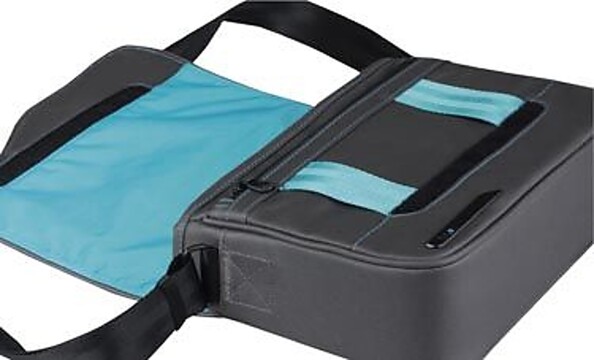 Vue rapprochée du dessus de face de biais côté gauche avec poche frontale avec fermeture à glissière, sangle attachée sur boucle en métal et rabat déplié