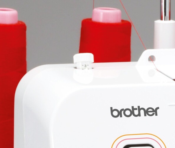 Surjeteuse 3/4 fils avec éclairage LED boutonnière automatique