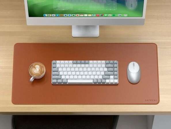 Mise en situation du tapis de bureau grand format couleur brun dans un setup informatique avec écran PC, clavier sans fil, souris sans fil et tasse de café sur un bureau en bois clair