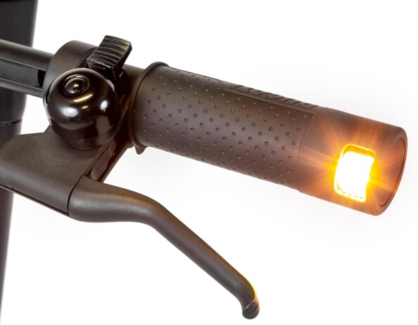 Gros plan poignée droite de trottinette Ducati Pro II avec clignotant LED orange et sonnette noire