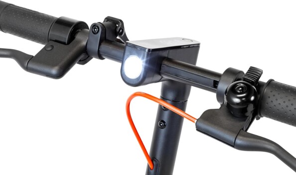 Gros plan guidon de trottinette Ducati Pro II avec phare LED allumé sonnette et poignées noires