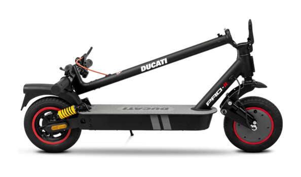 Trottinette électrique Ducati Pro II noire vue de profil avec freins à disque et câbles orange