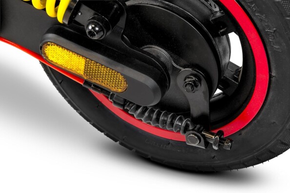 Gros plan suspension arrière jaune et roue de trottinette Ducati Pro II avec réflecteur orange